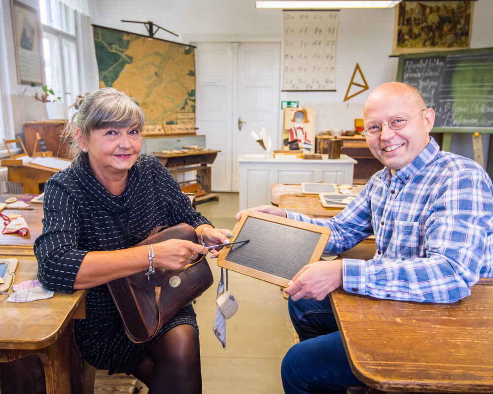 Birgit Raddatz und Kai-Uwe Hacker im Herzstück des Schulmuseums Ebersdorf: der Schulstube. 