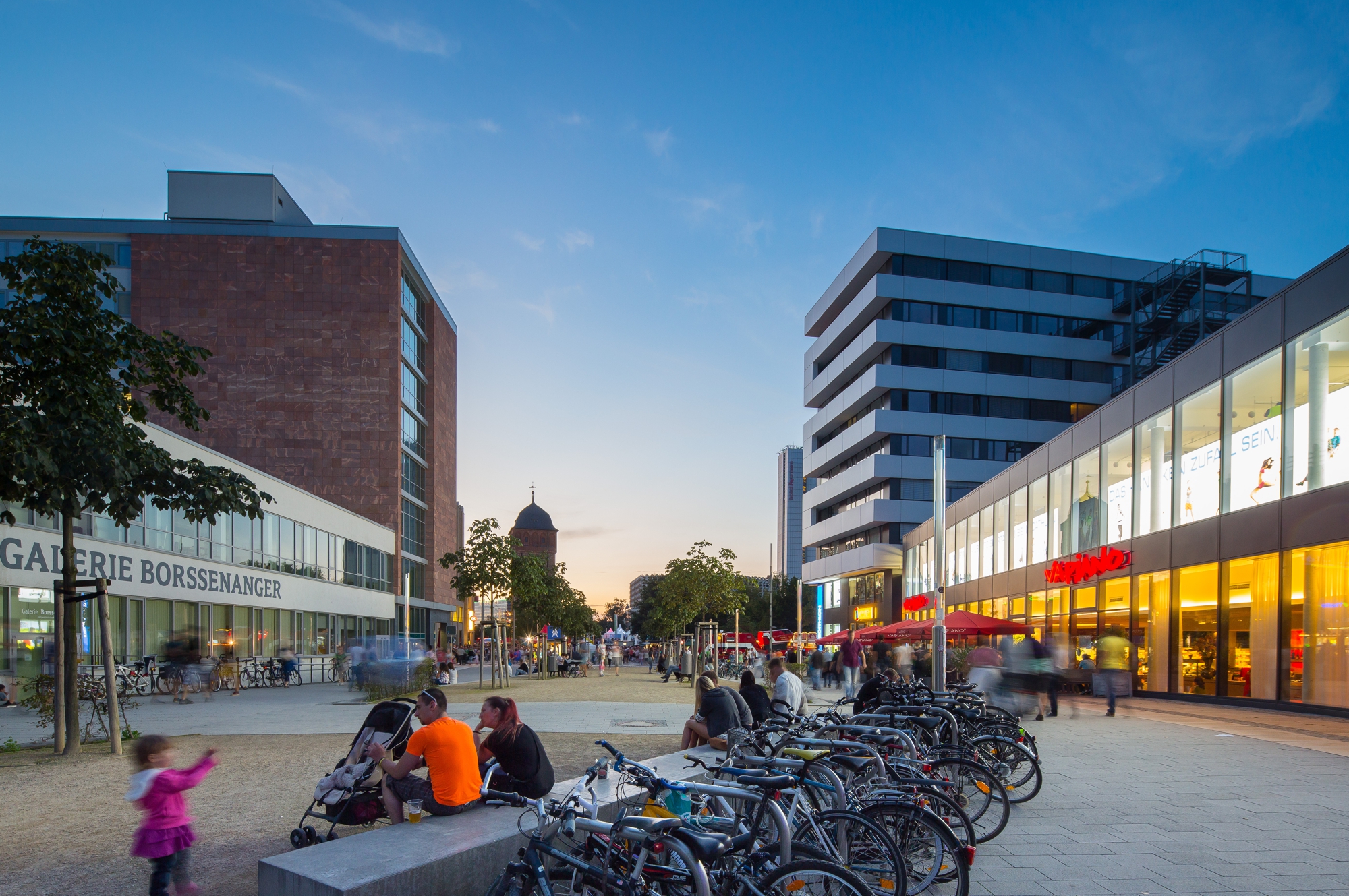 Johannisplatz mit Blick zum Roten Turm