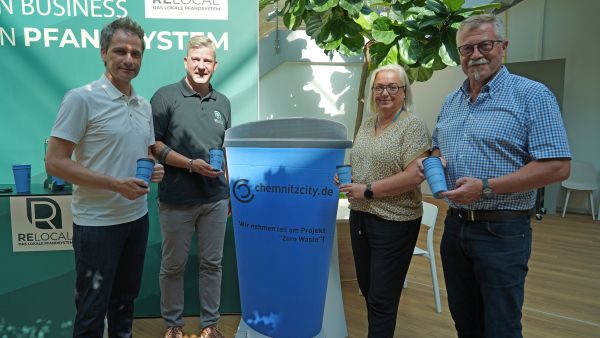 Sven Hertwig, Jens Preißler, Sylvia Stölzel und Miko Runkel (v. l.) bei der Vorstellung des neuen Mehrweg-Bechers Chemnitz Cuo.