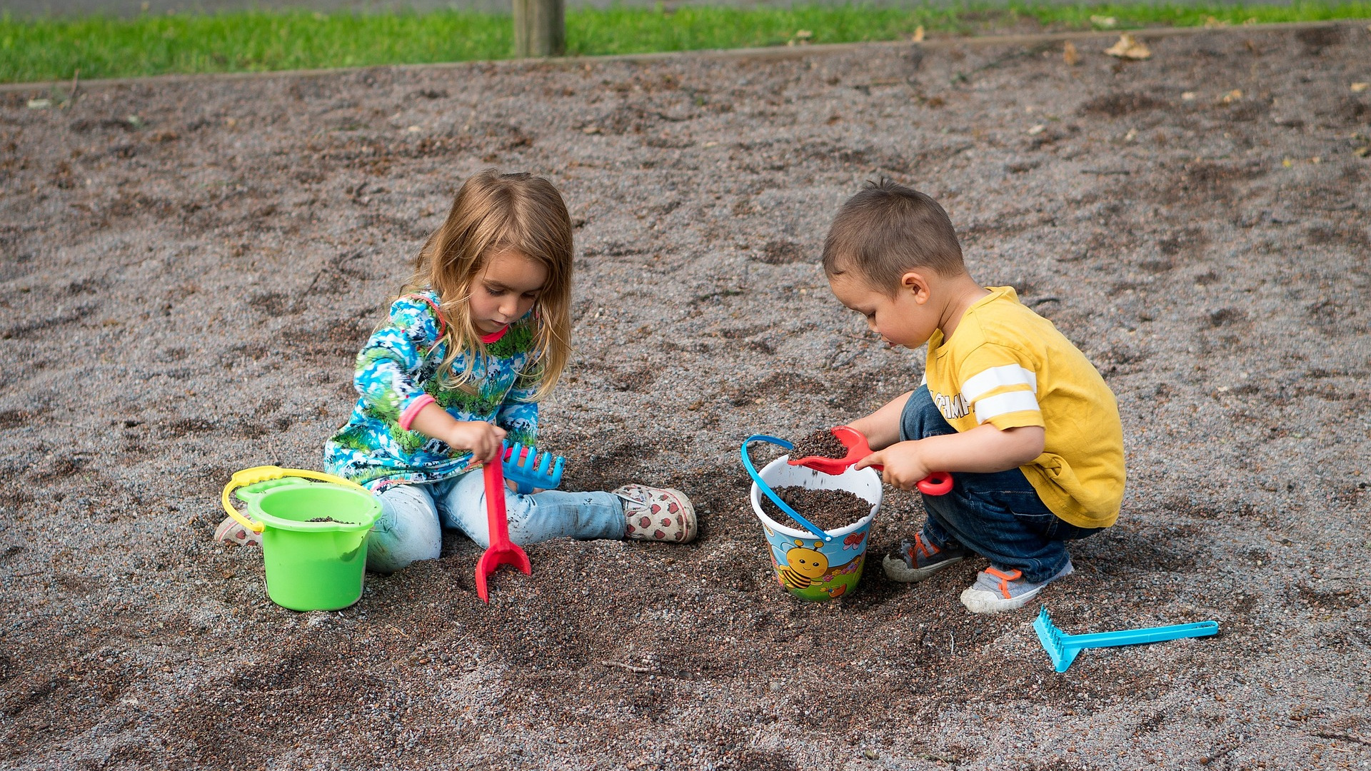 Kinder spielen im Sandkasten