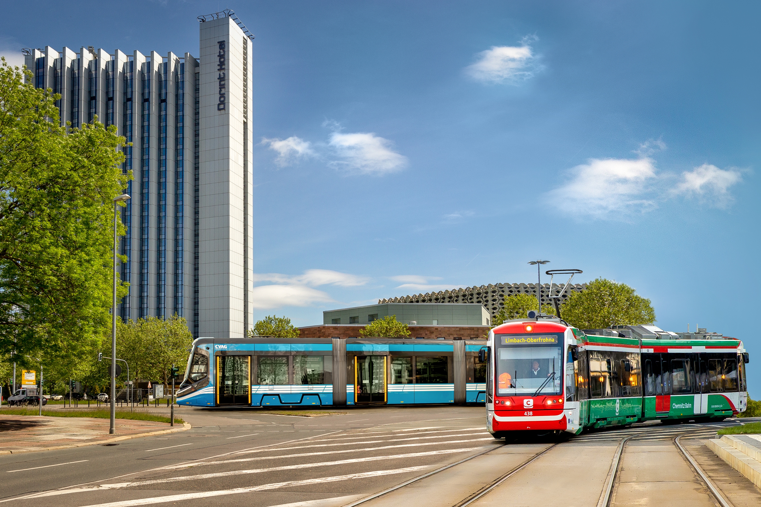 Citylink-Skodabahn am Dorint-Hotel in Richtung Limbach-Oberfrohna