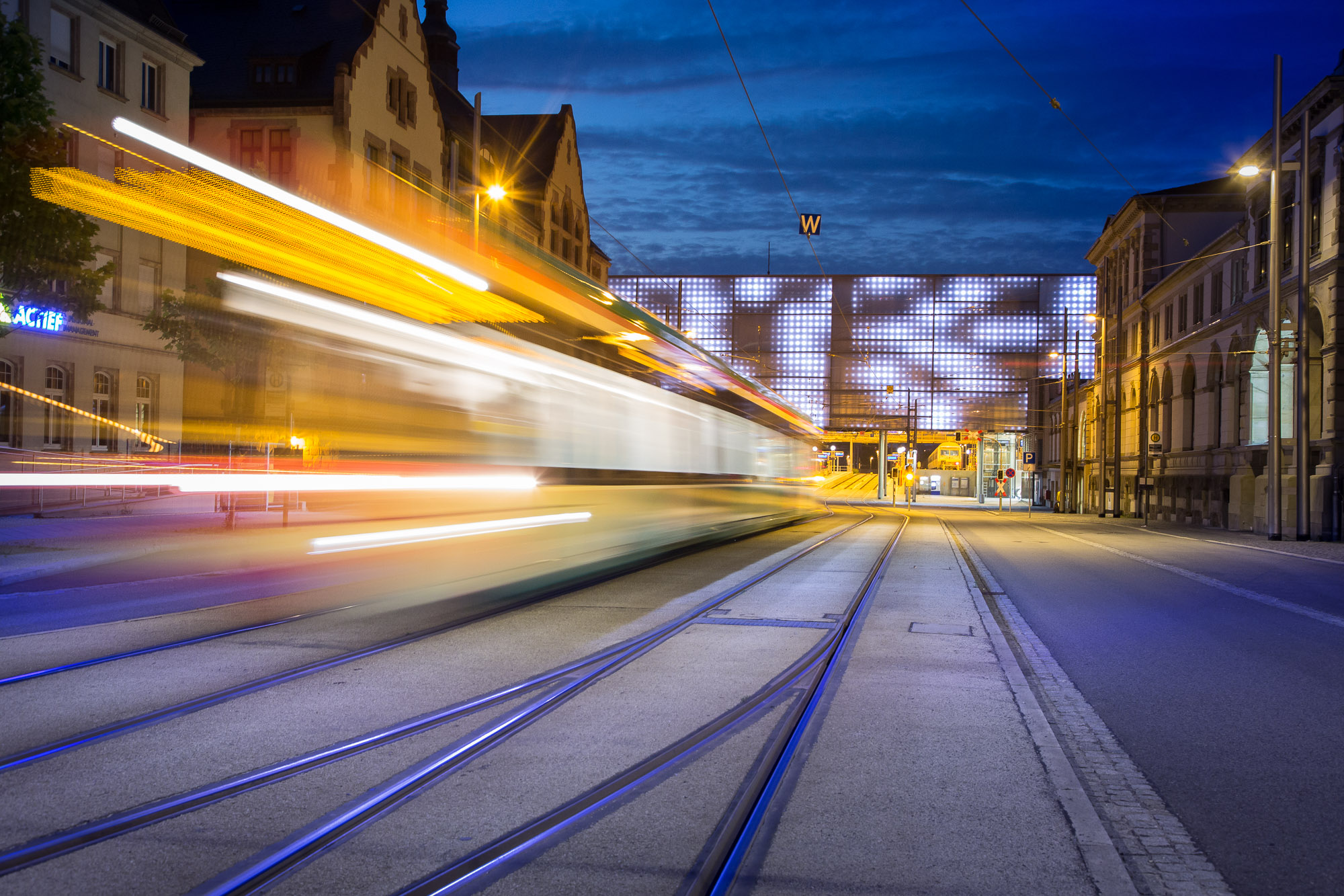 Der modernisierte Chemnitzer Hauptbahnhof ist der Knotenpunkt im Chemnitzer Modell, dass Stadtbahn und die Bahnen in die Region sowie den Bahnverkehr verbindet.