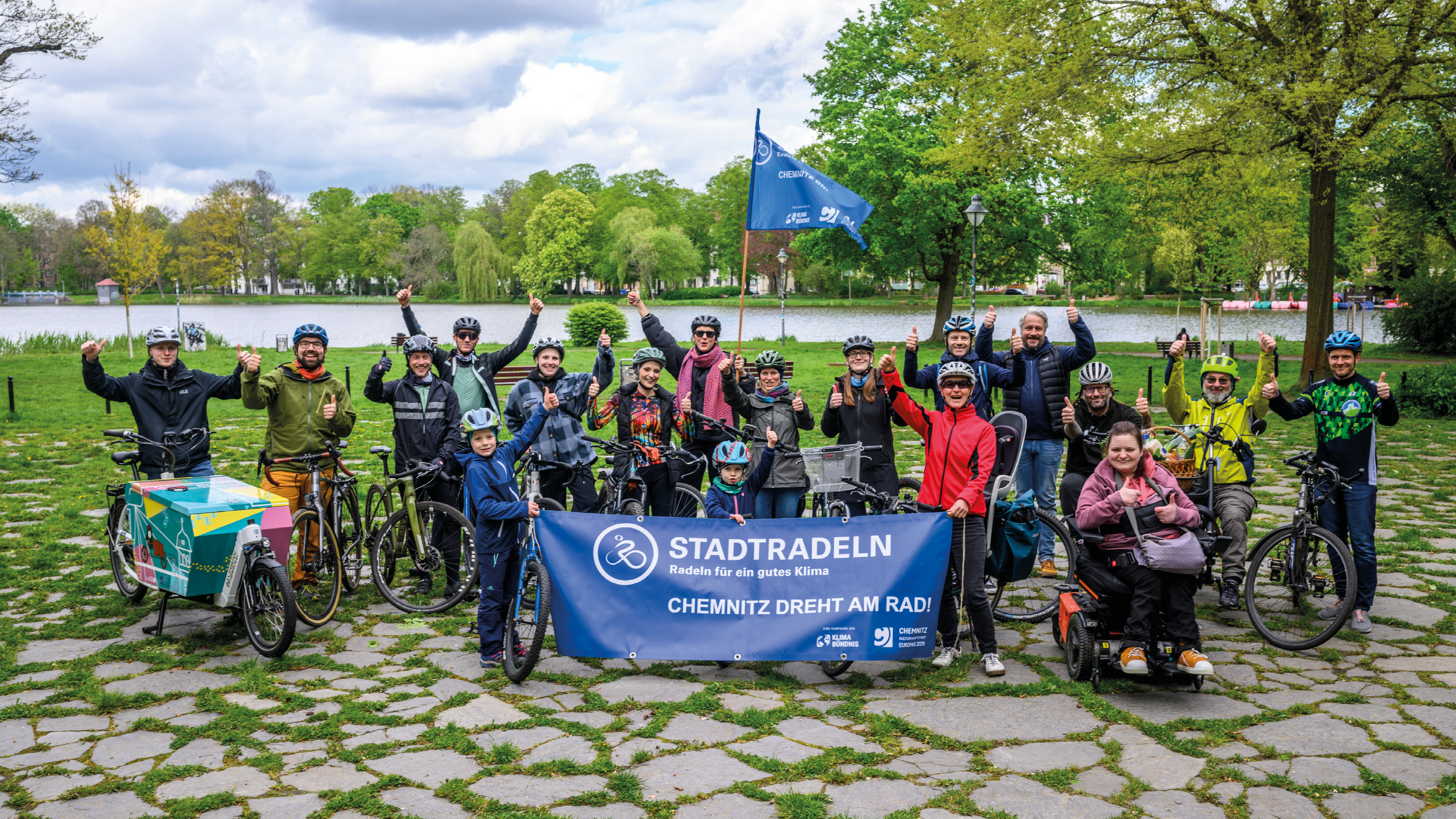 Gruppenbild mit Radfahrern vor dem Schloßteich