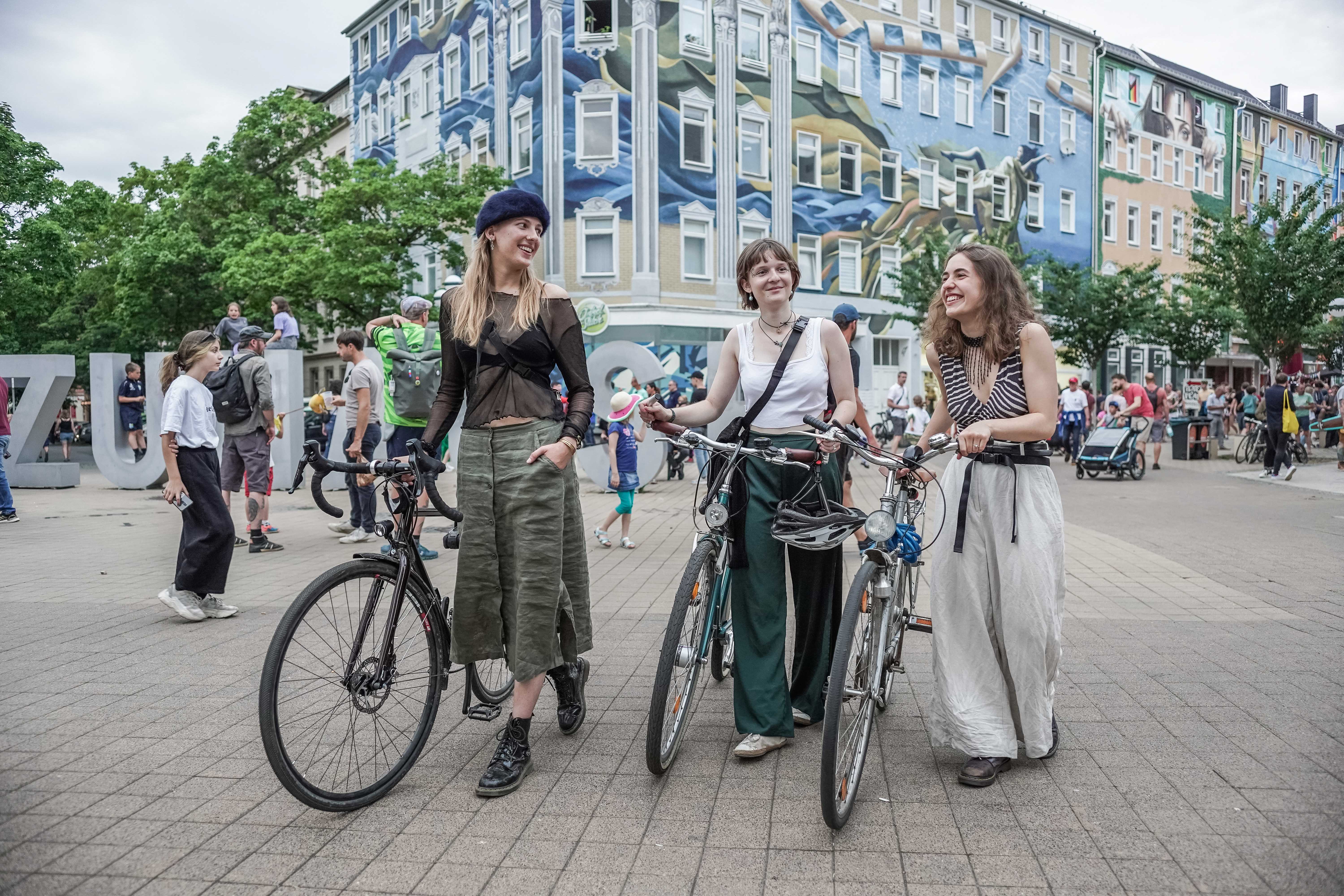 Radlerinnen vor dem Brühl