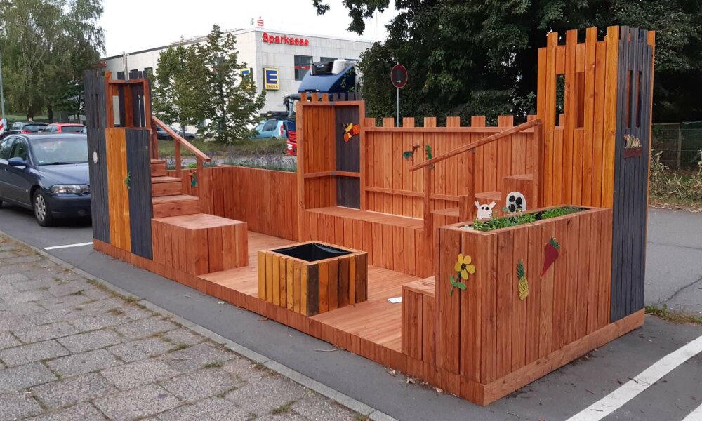 Ein neues Parklet entstand an der Hans-Ziegler-Straße.