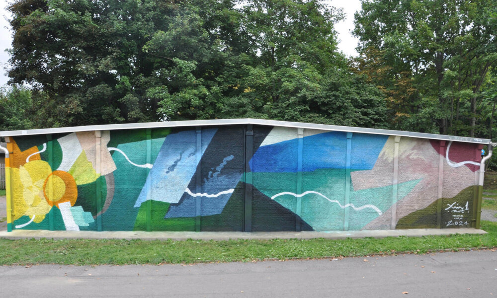 Drei Garagenwände wurden mit bunten Graffitis verschönert.