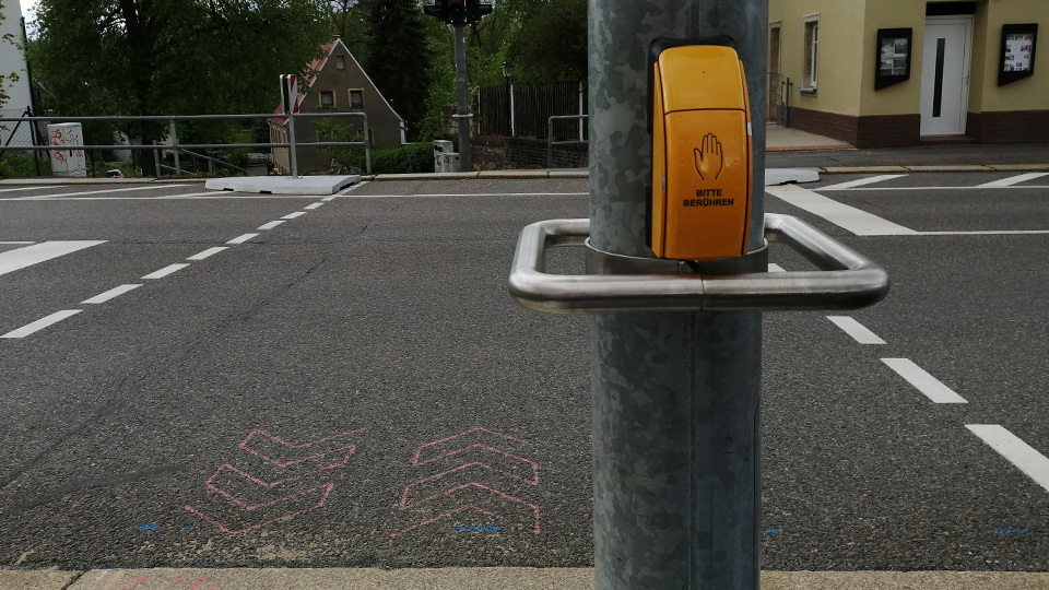 Ampelgriffe erleichtern Radfahrenden das Warten an roten Ampeln.