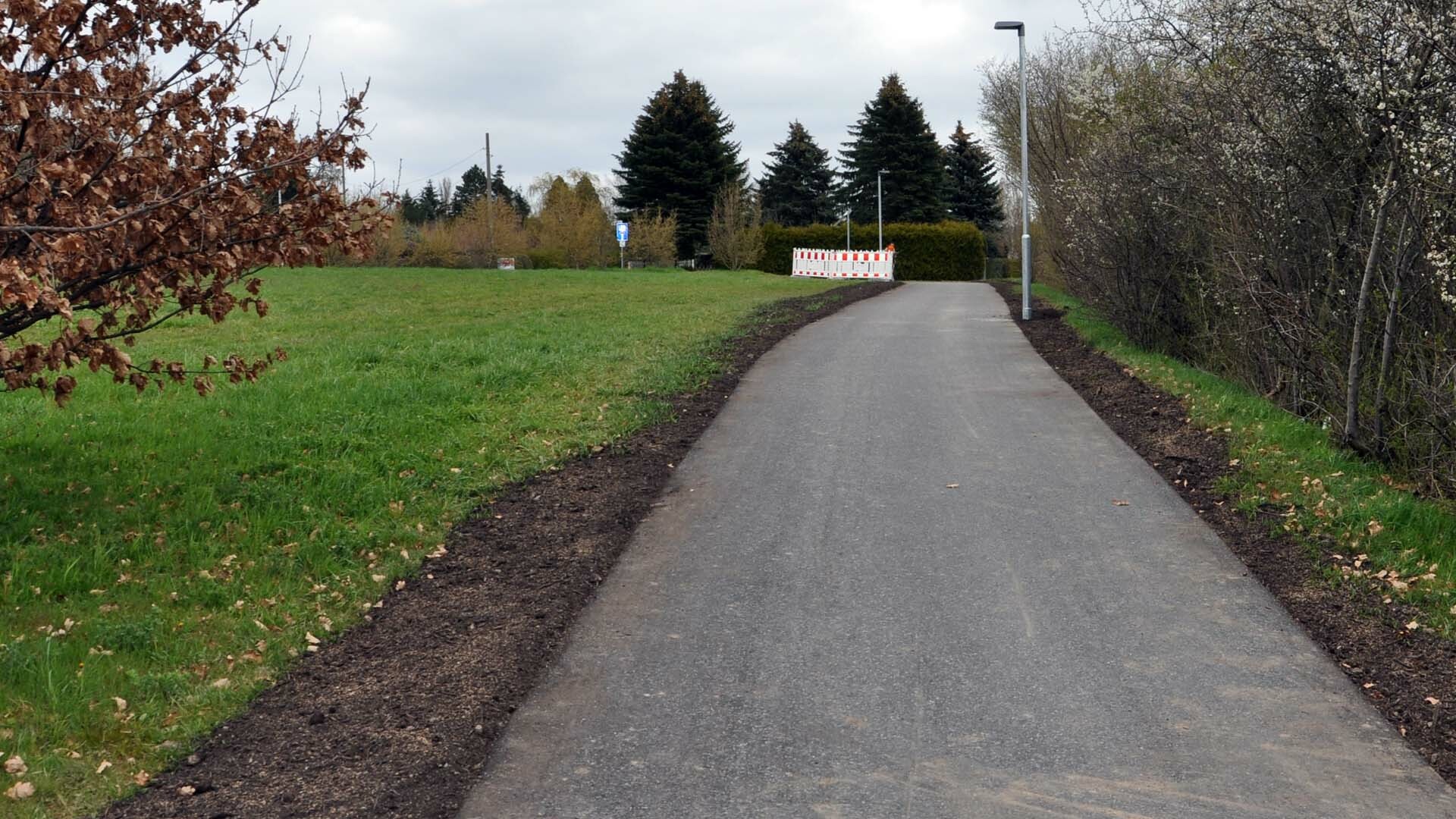 Ein bereits vorhandener Trampelpfad wurde befestigt und lässt sich nun von Fußgänger:innen und Radfahrenden gut nutzen.