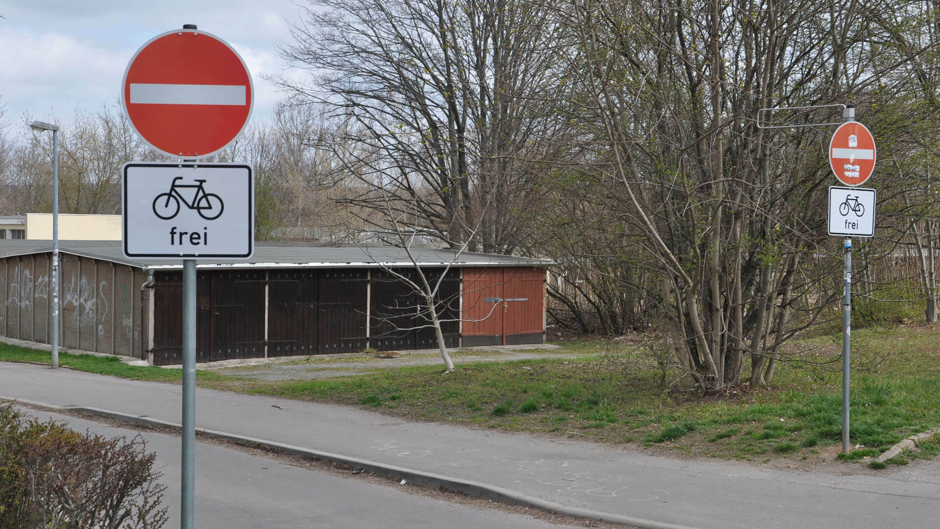 Verkehrsschilder weisen darauf hin: Radfahrer dürfen hier in Gegenrichtung der Einbahnstraße fahren