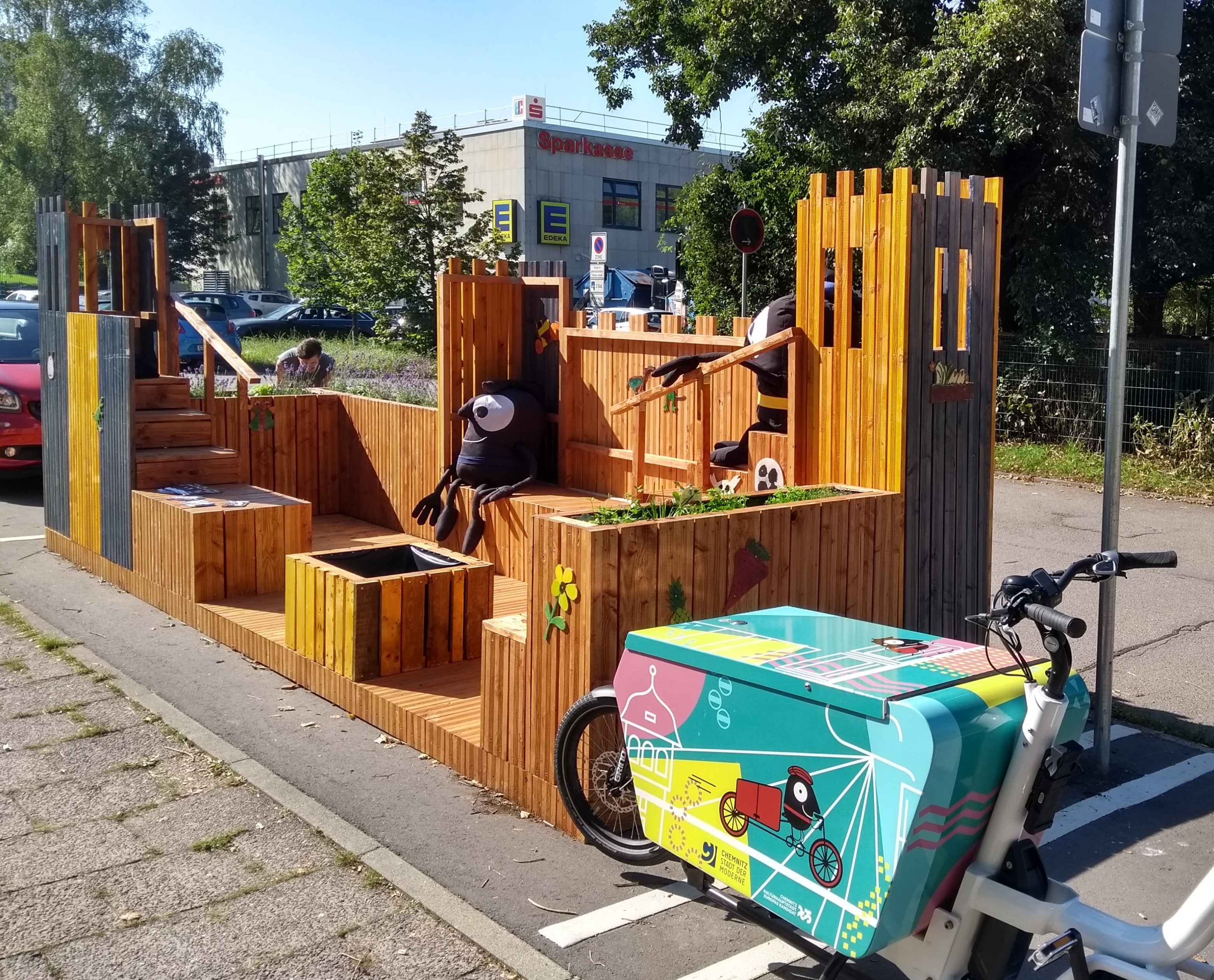 Das Parklet an der Hans-Ziegler-Straße lädt zum Verweilen ein.