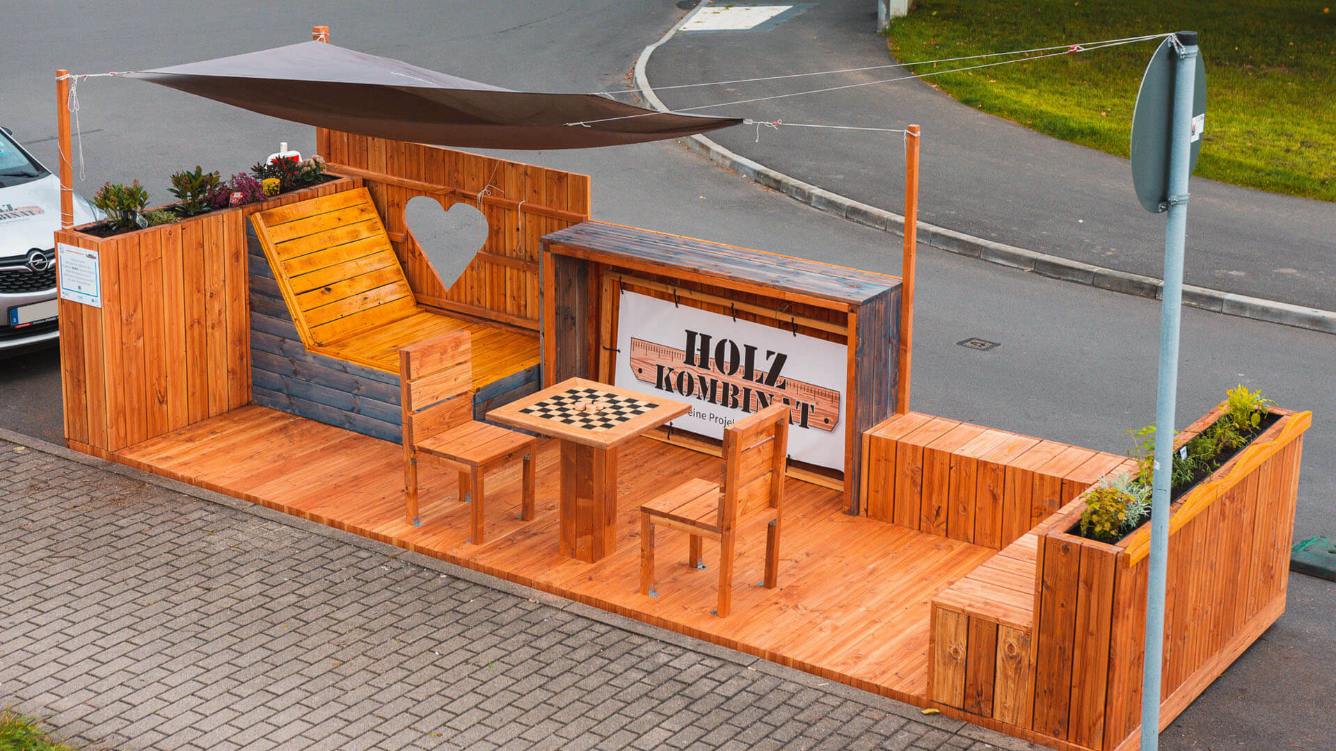 Das Parklet lädt zum Verweilen und Spielen ein.