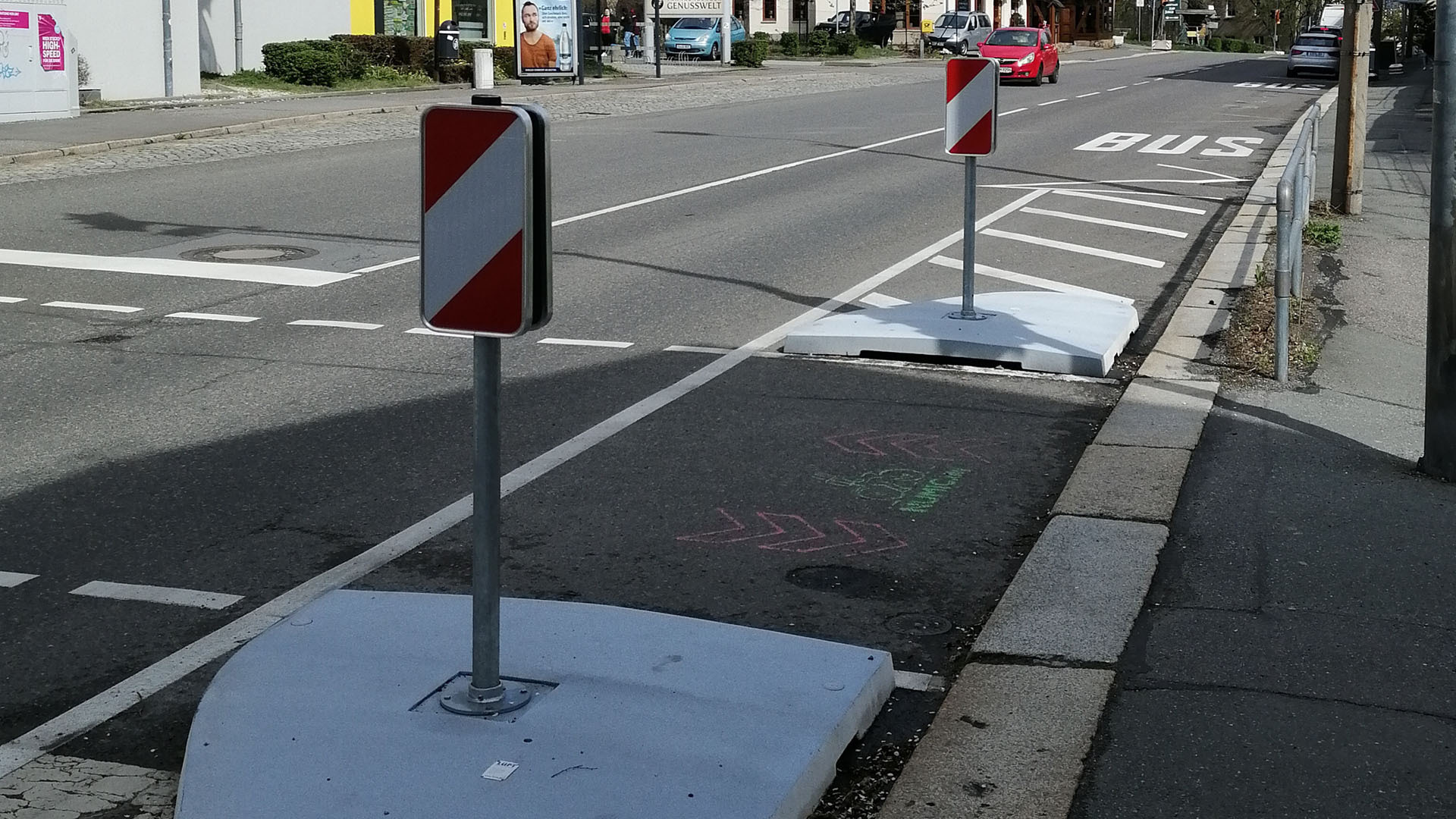 Die Querung der Augustusburger Straße wurde u. a. mit einer Fußgängerinsel umgestaltet.