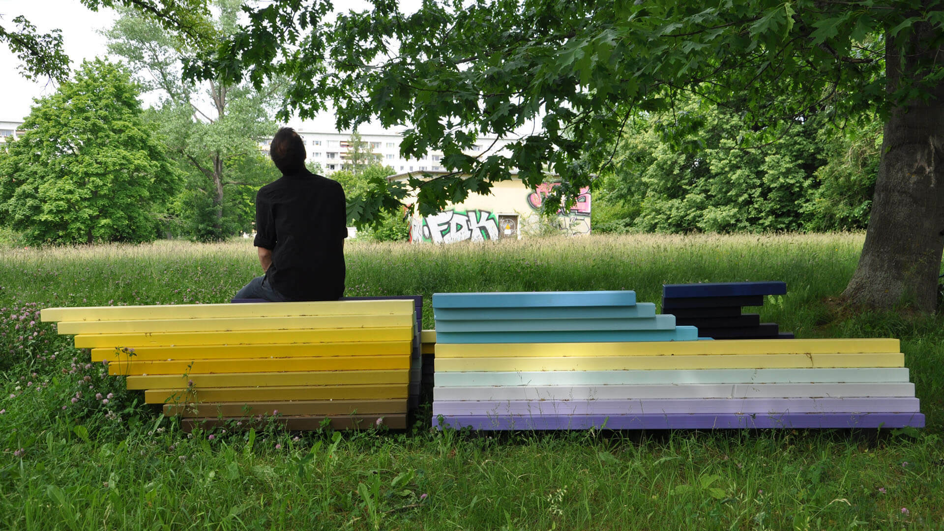 Die Rainbow-Bench lädt zum Verweilen oder Klettern ein.