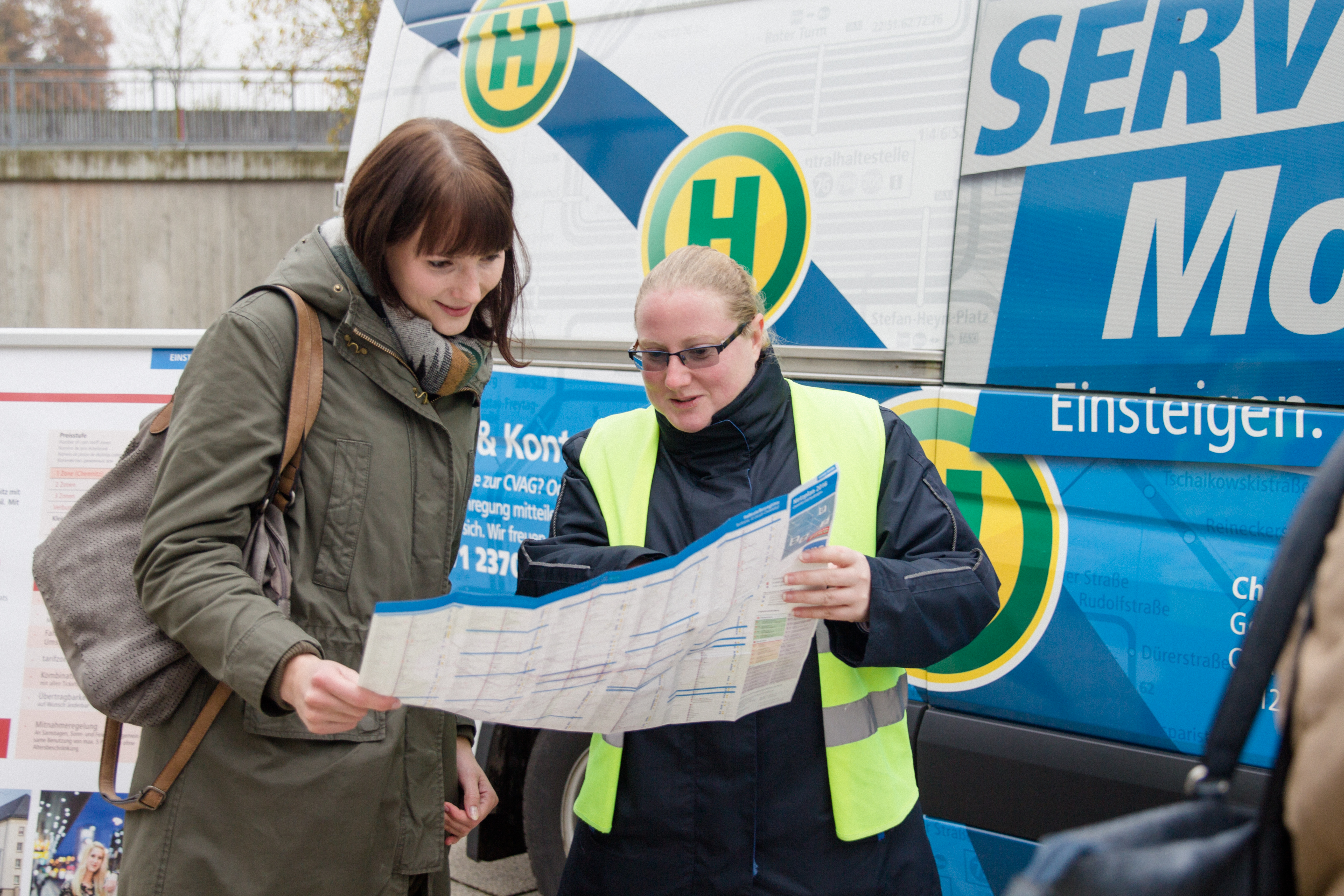 Mitarbeiter:innen des CVAG-Service-Mobils helfen Fahrgästen bei Fragen gern weiter.